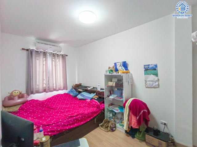 *****ทาวน์เฮ้าส์มือสองย่านนนทบุรี ม.พิบูลย์ ทาวน์โฮม พิบูลสงคราม เนื้อที่มากถึง 20.2 ตร.ว. ฟังก์ชัน 3 ห้องนอน 3 ห้องน้ำ 2 ที่จอดรถ แถมฟรี! 3 เครื่องปรับอากาศ บ้านหันทิศตะวันออกเฉียงเหนือ บนทำเลดี เพียง 10 นาทีก็ถึงรถไฟฟ้าสายสีม่วง "สถานีแยกติวานนท์"  ใกล้ทางด่วน "ศรีรัช-วงแหวนรอบนอก"